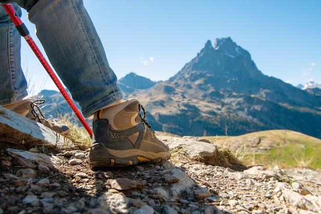 Photo gros plan des chaussures de randonnée du pic ossau sur le fond