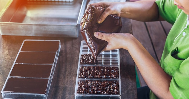 Gros plan sur un chef cuisinier faisant des barres de chocolat maison