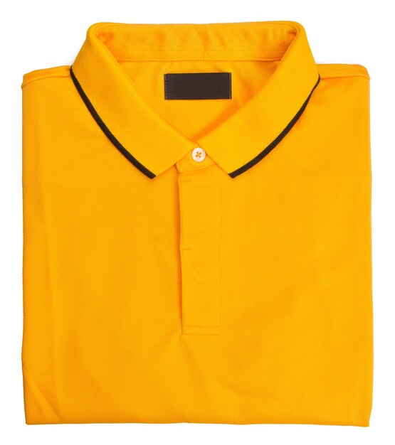 Photo un gros plan d'une chemise de polo jaune sur un fond blanc