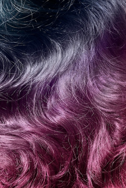 Gros plan de cheveux ombre bleu à violet coloré comme arrière-plan