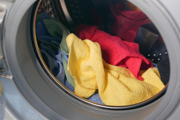 gros plan de chiffons dans une machine à laver