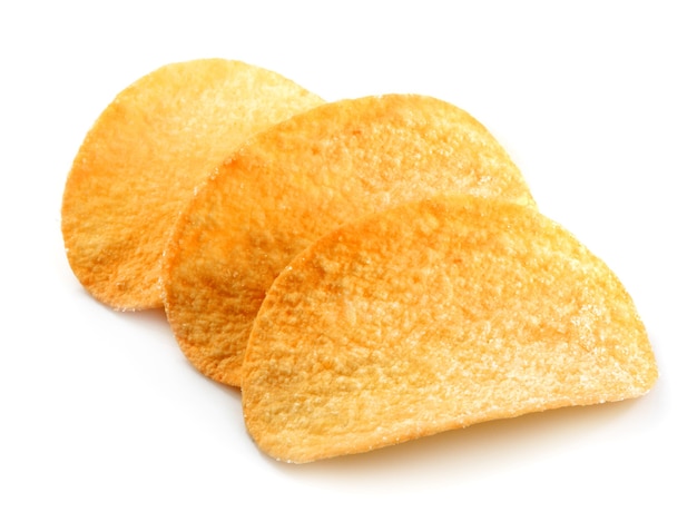 Gros plan de chips de pommes de terre sur blanc