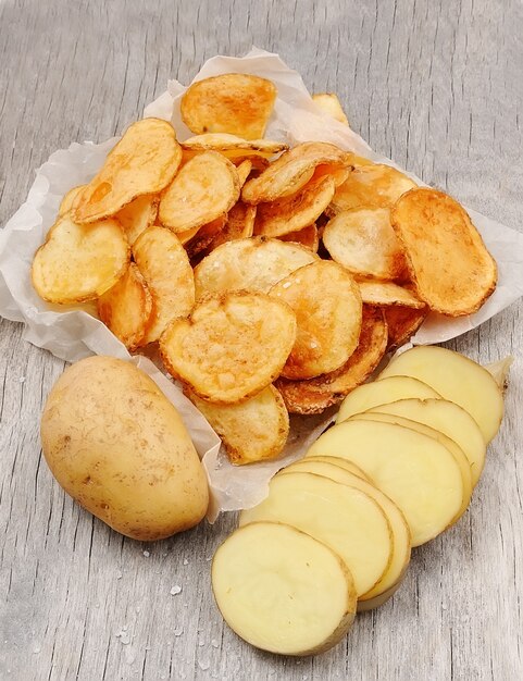 Gros plan de chips de pommes de terre sur des tables en bois.