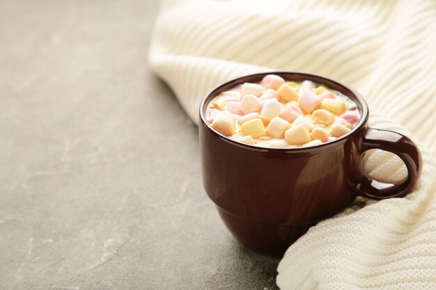 Gros plan sur le chocolat chaud avec des guimauves