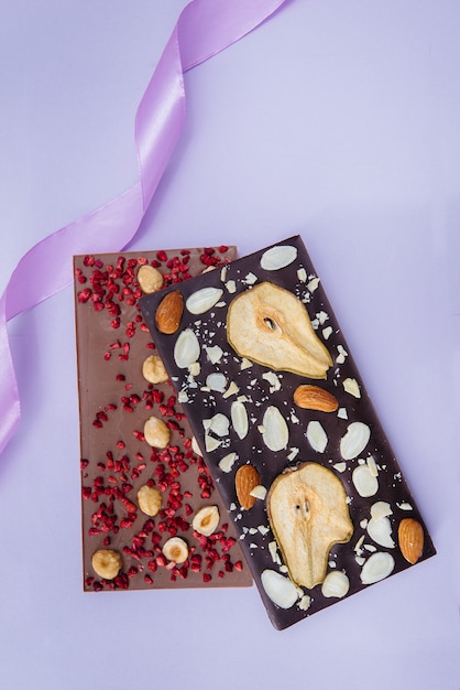 Gros plan de chocolat fait main naturel sur un fond clair.