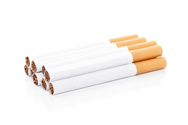 Gros plan d'une cigarette sur fond blanc