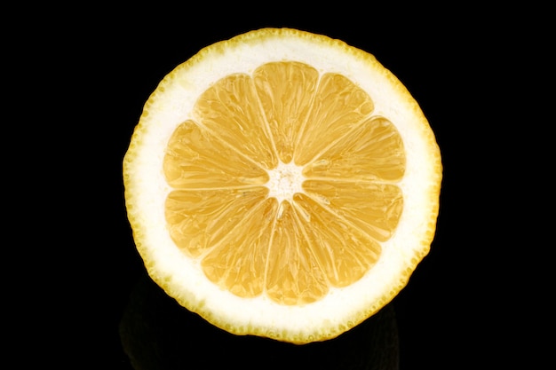 Gros plan de citron jaune coupé surface noire