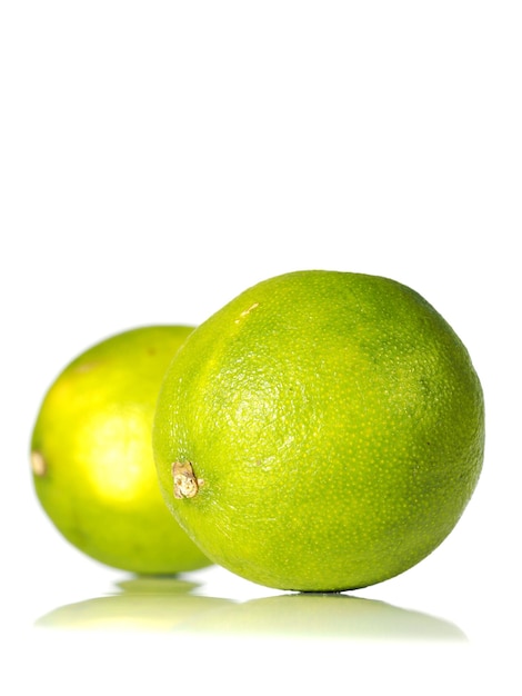 Un gros plan de citrons sur fond blanc