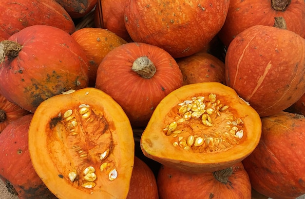 Un gros plan des citrouilles