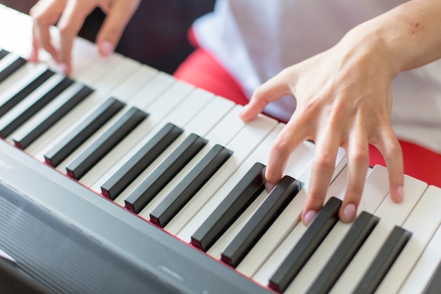 Gros plan, classique, musique, interprète, main, jouer, piano, ou, synthétiseur électronique, (piano, clavier), mains, prendre, accord