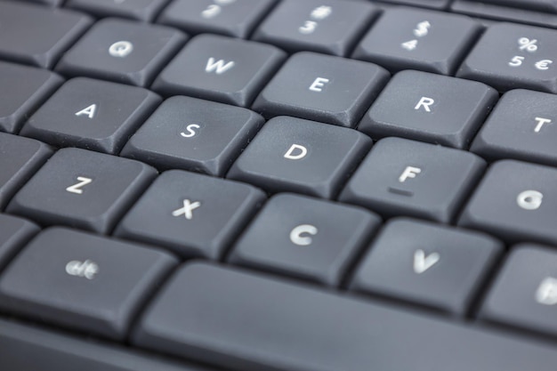 Gros plan d'un clavier d'ordinateur noir moderne