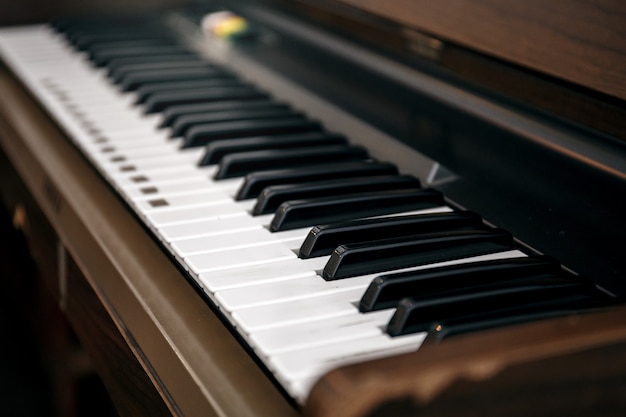 Gros plan d'un clavier de piano âgé