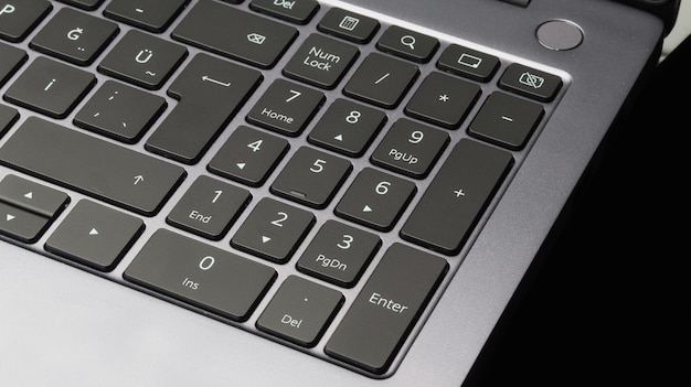 Photo un gros plan d'un clavier avec la touche d'entrée numérique dessus