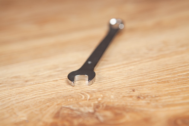 Gros plan de la clé sur une table en bois