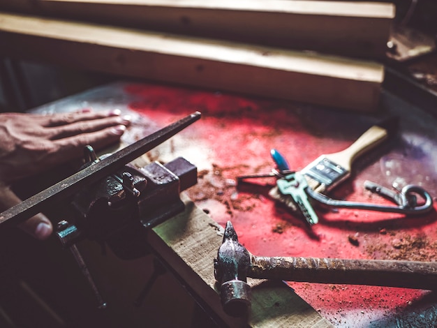 Gros plan des clés de fabrication dans l'atelier