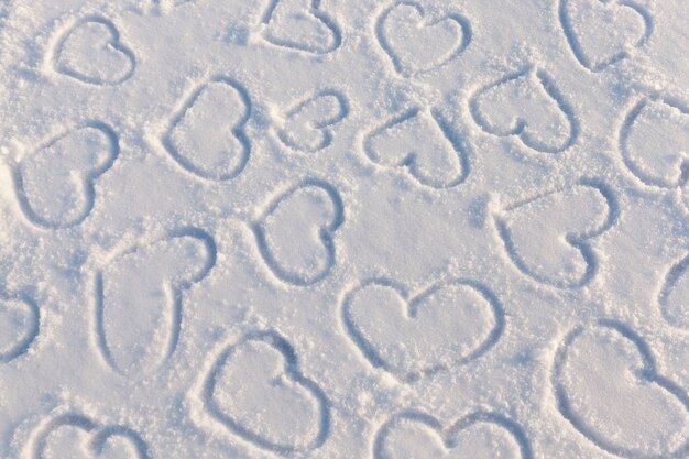 Gros plan sur le coeur sur la neige