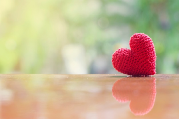 Gros plan de coeur rouge à la main pour la journée de Balentine