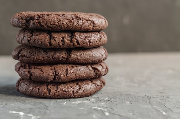 Gros plan d'un coincé de biscuits au chocolat croquants sur fond sombre. Copiez l'espace pour le texte