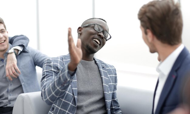 Photo gros plan sur des collègues joyeux qui se donnent un high five