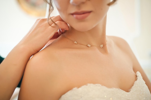 Gros plan sur le collier de la mariée