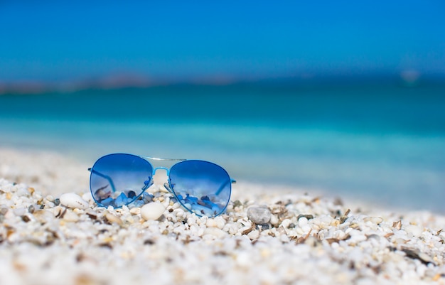 Gros plan, coloré, bleu, lunettes soleil, sur, plage tropicale