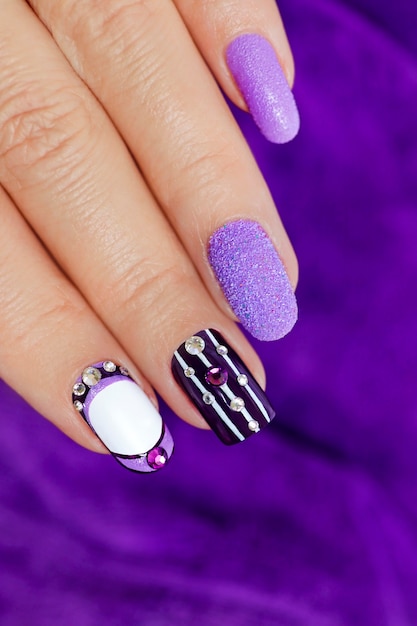 Gros plan de conception d'ongle violet