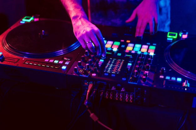 Gros plan sur une console de mixage dj pendant un concert dans le club