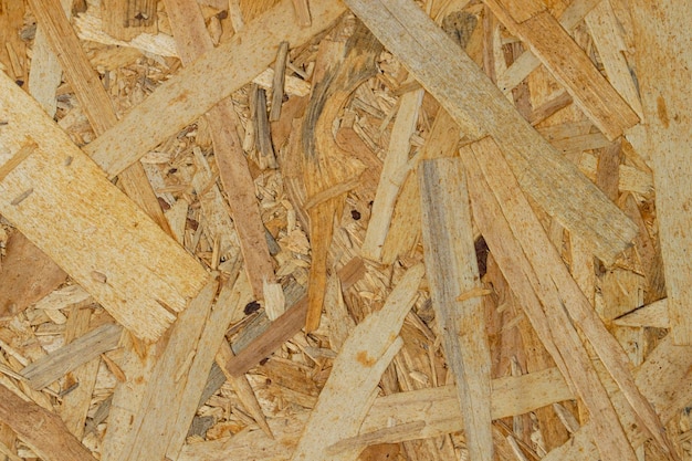 Un gros plan de copeaux de bois et de copeaux de bois