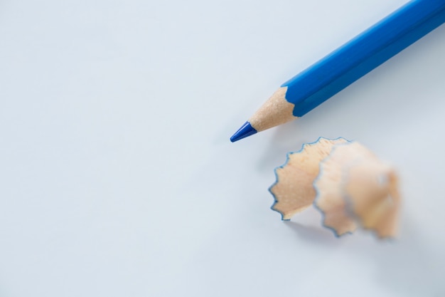 Gros plan de copeaux de crayon bleu avec un crayon