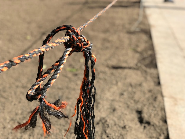 Photo un gros plan d'une corde attachée au sable.