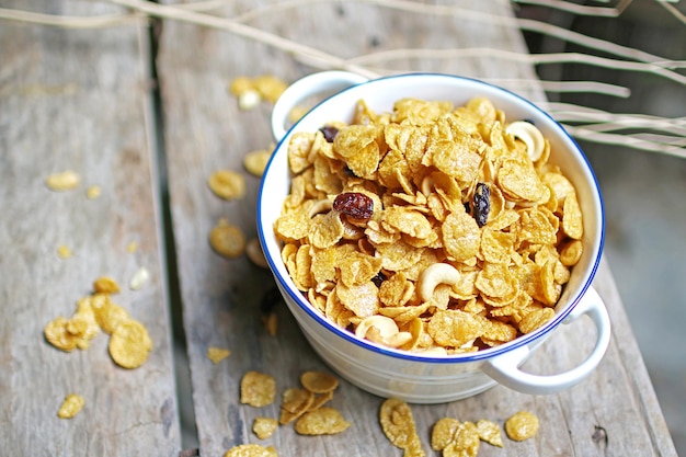 Gros plan sur des cornflakes au miel et au caramel avec des raisins secs et des noix de cajou