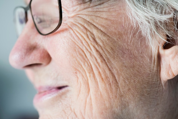 Gros plan côté portrait de femme âgée blanche