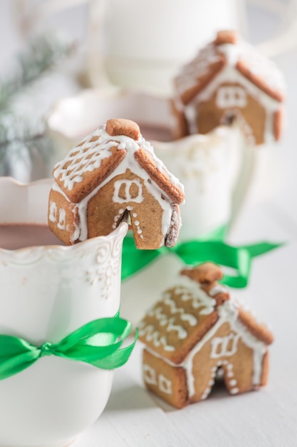 Gros plan de cottages en pain d'épice avec du chocolat chaud pour Noël