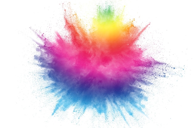 Un gros plan des couleurs de Holi qui explosent sur un fond blanc