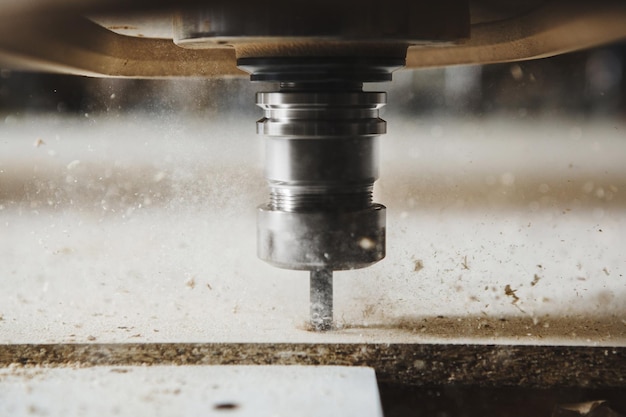 Photo gros plan de coupe de bois avec une fraiseuse cnc industrie du bois