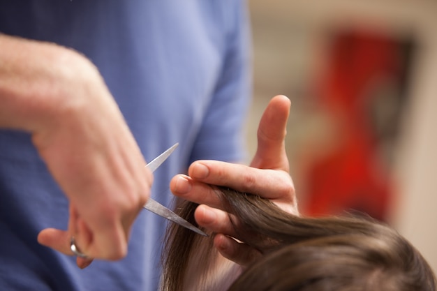 Gros plan d&#39;une coupe de cheveux masculine