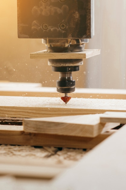 Gros plan de la coupe du bois sur une fraiseuse CNC dans le garage