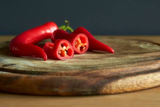 Gros plan, coupé, rouges, chaud, piment, poivres, bois, planche à découper