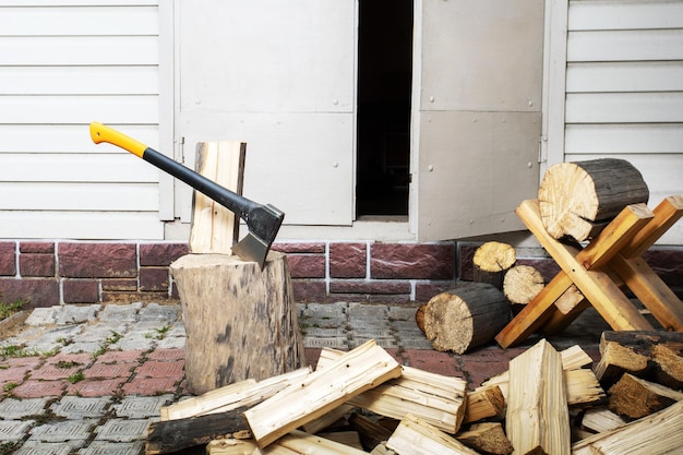 Gros plan couper le bois avec du bois de chauffage à la hache