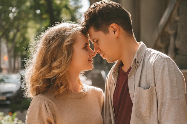 Gros plan d'un couple amoureux se regardant au soleil