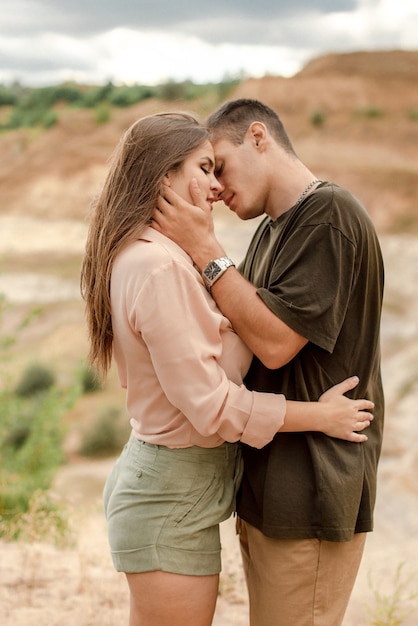 Gros plan sur couple étreignant dans la nature