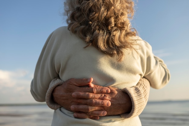 Photo gros plan couple étreindre au bord de la mer