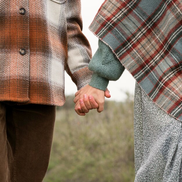 Photo gros plan couple main dans la main dans la nature