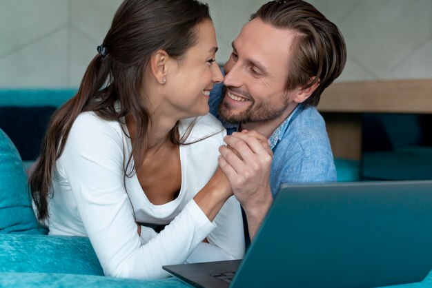 Photo gros plan sur un couple à la maison partageant des moments tendres