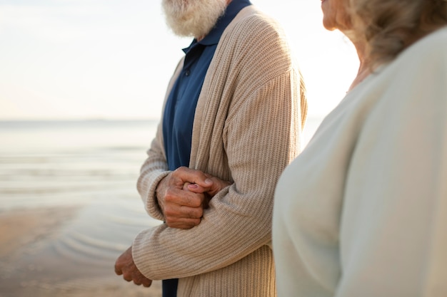 Photo gros plan couple marchant ensemble