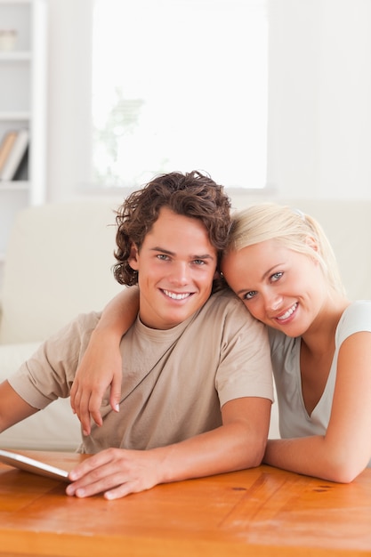 Gros plan d&#39;un couple mignon étreindre avec une tablette