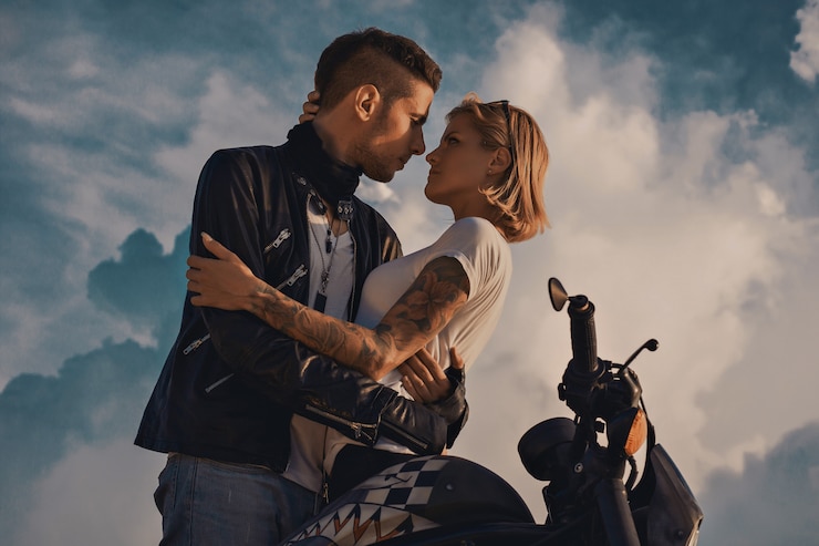 Photo gros plan, couple, moto, coucher soleil