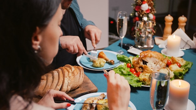 Gros plan sur un couple profitant d'un dîner de fête avec repas et alcool