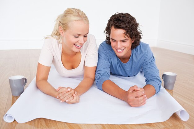 Gros plan d&#39;un couple en regardant un plan avec des tasses de café