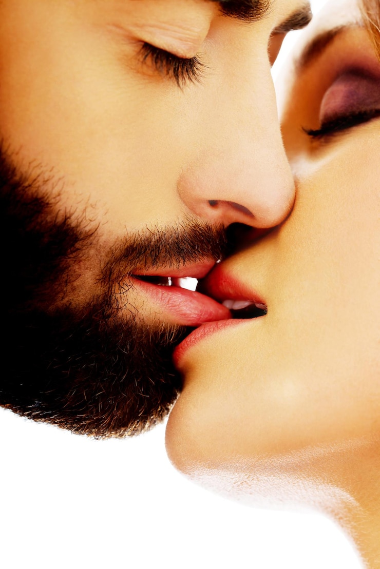 Photo un gros plan d'un couple s'embrassant sur un fond blanc